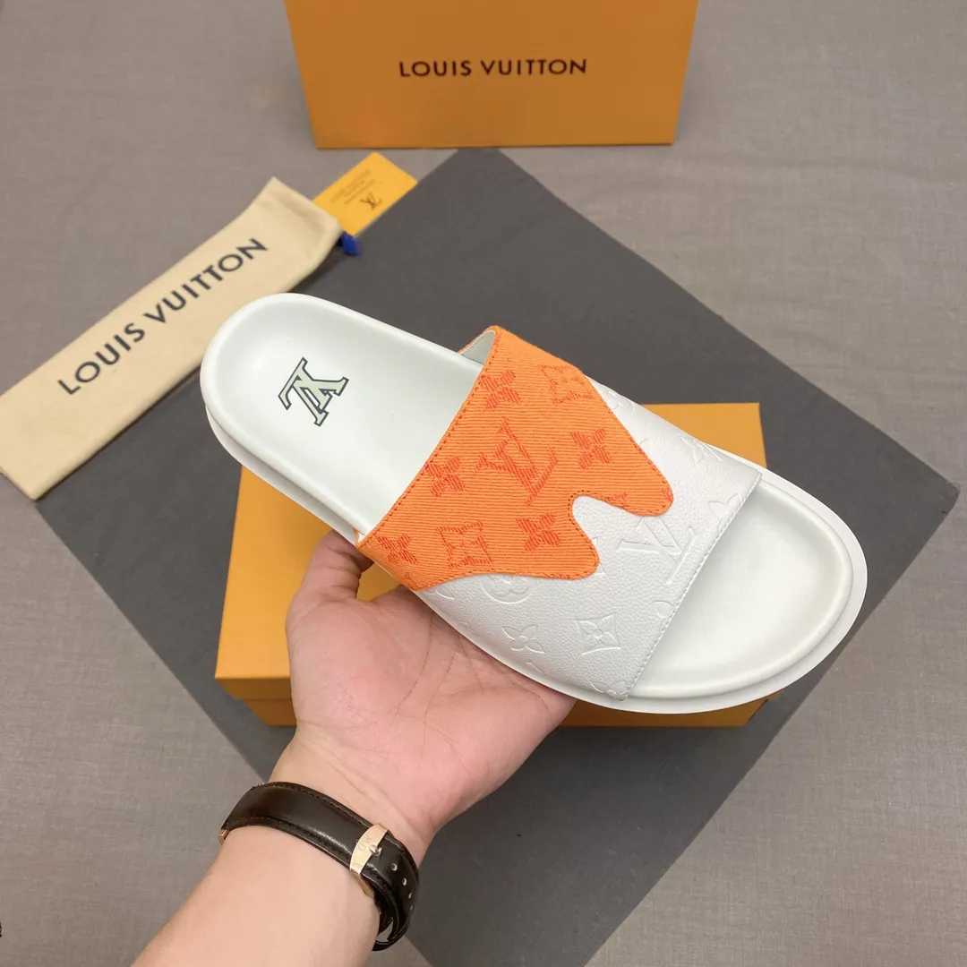 P300 🔍Top purchasing agent LV men's spring and summer slippers counter synchronization. The uppers are made of cowhide fabric imported from Italy, with logo graphics and high-quality craftsmanship. The soles are: original soles specially provided by the original factory. Exclusive molded soles are super comfortable. Original factory follow-up orders. 🔍🔍High quality. You can enter and leave the counter at will. Welcome to compare. Code number 38-45 No. 058